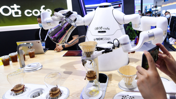 tram-tro-voi-nhieu-loai-robot-tai-trien-lam-big-data