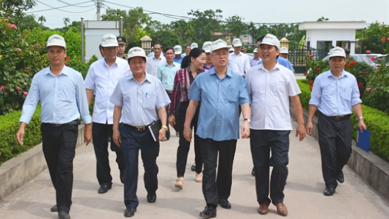 dong-chi-tran-quoc-vuong-tham-quan-mo-hinh-nong-nghiep-cong-nghe-cao