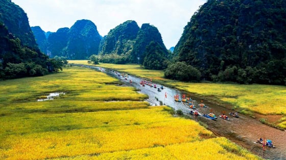 sac-vang-ben-dong-song-ngo-dong-hut-hon-khach-du-lich